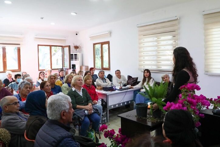 Antalya Büyükşehir Belediyesi’ne bağlı Aktif Yaşlı Merkezi’nde yaş almış bireylere