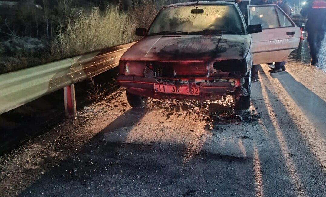 Bilecik'ten Bozüyük istikametine seyir halindeki otomobil Demirköy yakınlarında motor kısmından