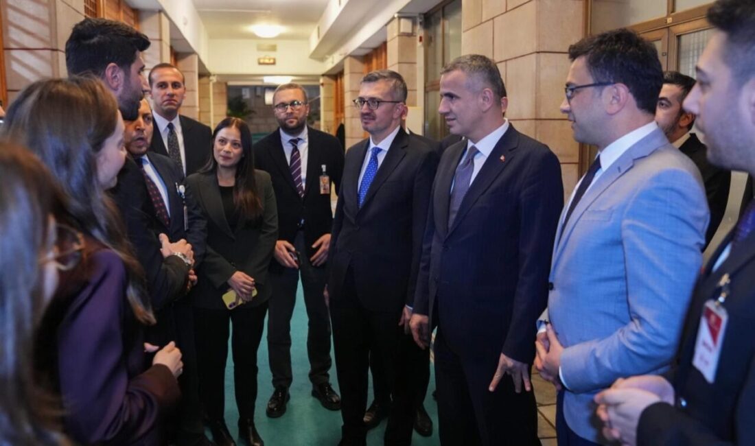 Cumhurbaşkanlığı İletişim Başkanı Burhanettin Duran, "TBMM Basın Koridoru"nu ziyaret etti,