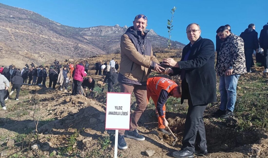 Bursa'da "Gürsu Yeniden Yeşeriyor" projesi kapsamında düzenlenen fidan dikim etkinliğinde