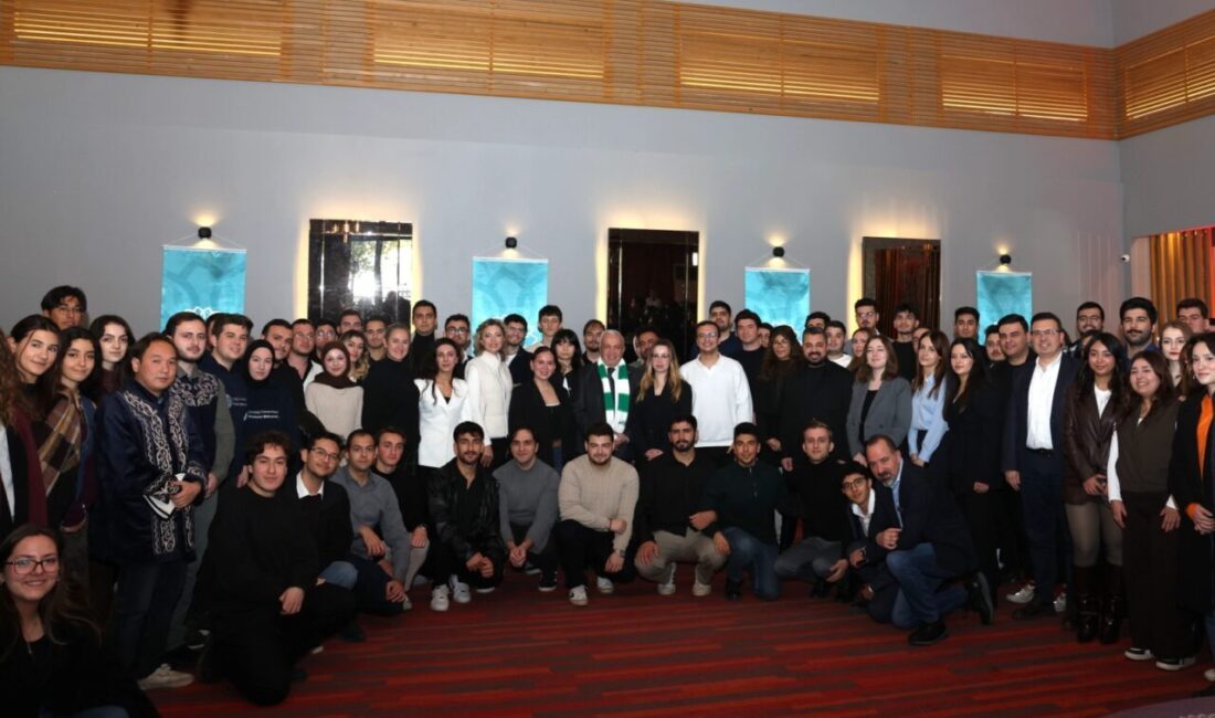 Bursa'da üniversite öğrenci topluluklarıyla bir araya gelen Nilüfer Belediye Başkanı