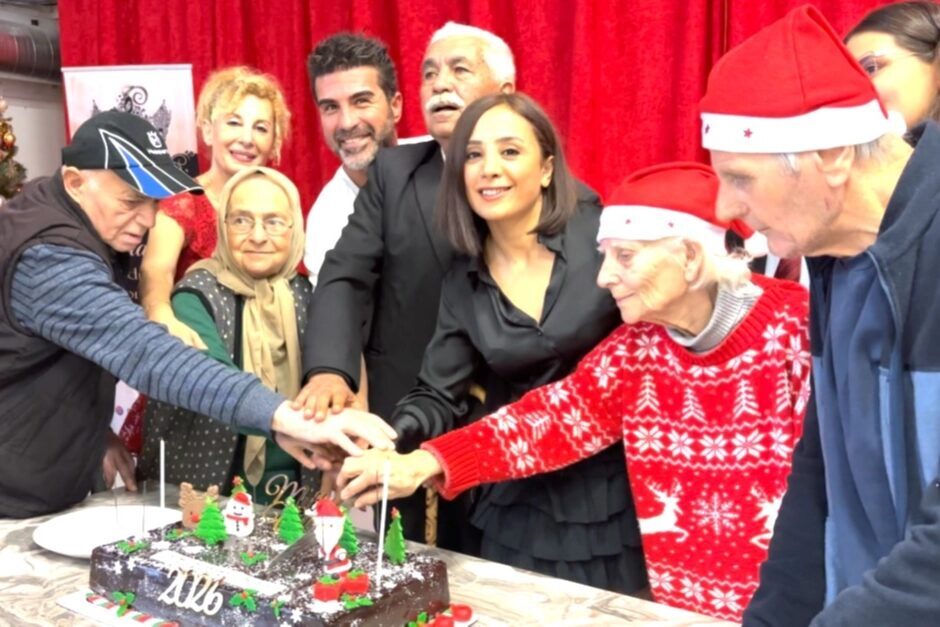 Bursa’da huzurevinde kalan yaşlılara sürpriz yılbaşı etkinliği düzenlendi. Şarklılara eşlik