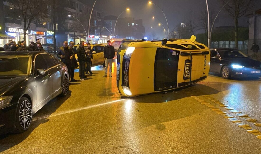Düzce'de kontrolden çıkan ticari taksinin park halindeki otomobile çarparak devrildiği