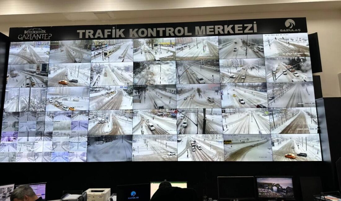 Gaziantep Büyükşehir Belediyesi, kar yağışına karşı yürüttüğü çalışmalarda klasik yöntemleri