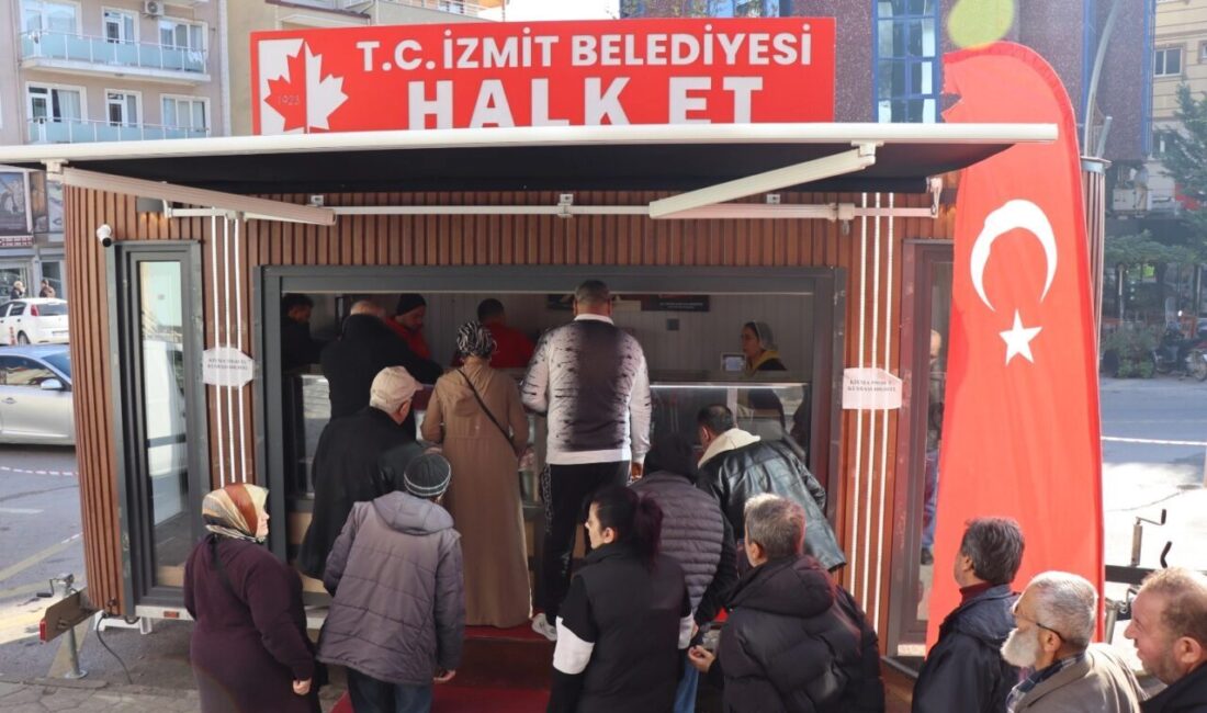 İzmit Belediyesi Halk Et Mobil Aracı Kuruçeşme Hizmet Binası önünde