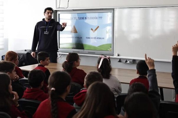 Kütahya Belediyesi tarafından Atakent Ortaokulu’nda düzenlenen “Sıfır Atık” eğitimleri, öğrencilerden