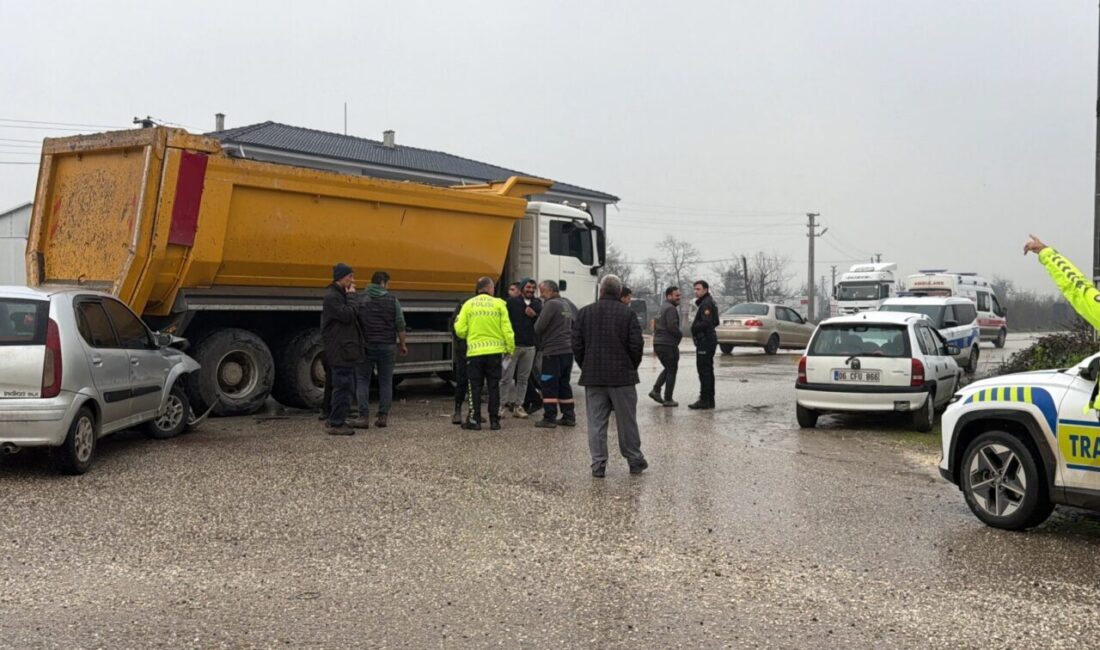 Düzce'de yeni açılan Kuzey Çevre Yolu üzerinde kamyon ile otomobilin