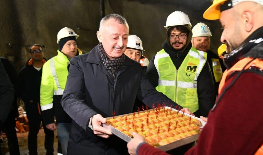 Kocaeli Büyükşehir ekipleri 2025'in son saatlerinde de sahada görev yaparken,