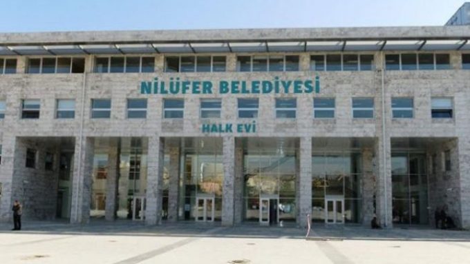 Nilüfer Belediyesi'nde uzun zamandır kulislerde konuşulan değişim rüzgarı başladı. Başkan