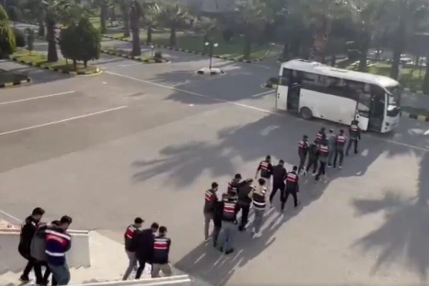 İçişleri Bakanlığı, jandarma ekiplerince 24 ilde düzenlenen operasyonlarda DEAŞ bağlantılı