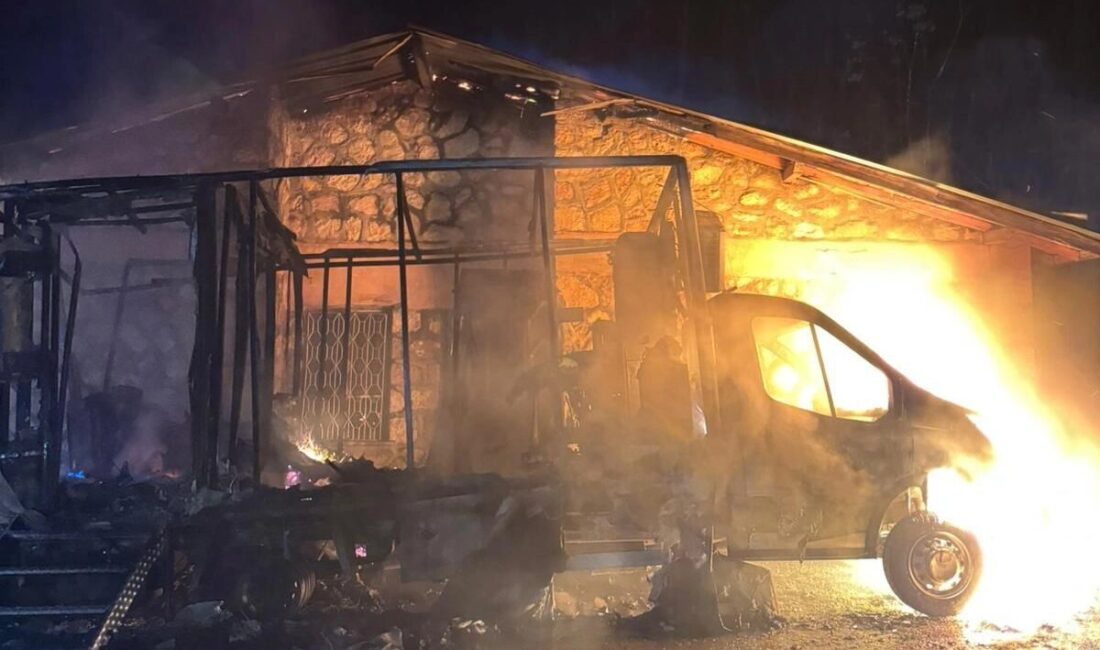 Adıyaman Merkez Akpınar Köyü Sağlık Ocağı bahçesinde bulunan hizmet aracında,