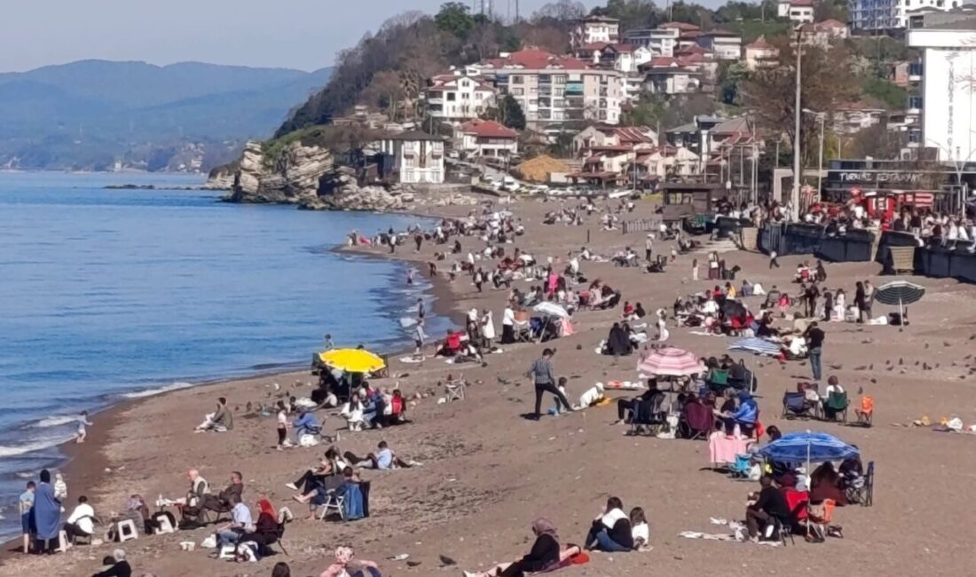 Düzce’nin Akçakoca ilçesinde etkili olan sıcak hava, sahillerde yoğunluğa neden