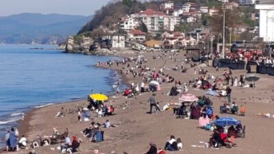 Düzce’nin Akçakoca ilçesinde etkili olan sıcak hava, sahillerde yoğunluğa neden