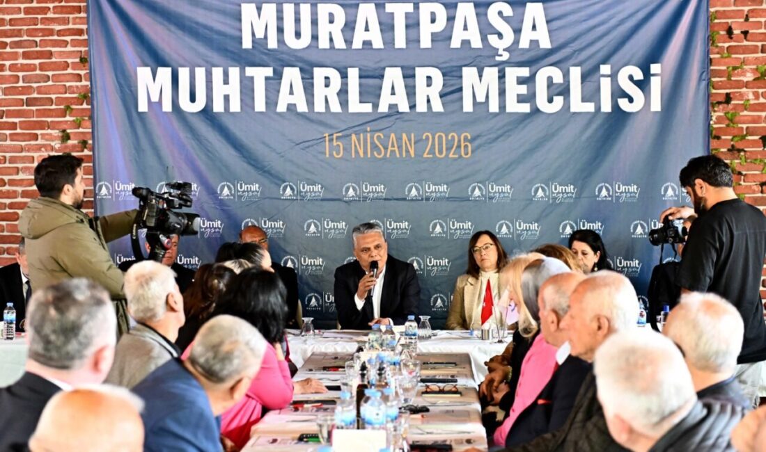 Muratpaşa Belediye Başkanı Ümit Uysal, Engelsiz Kafe’de düzenlenen Muhtarlar Meclisi’nde