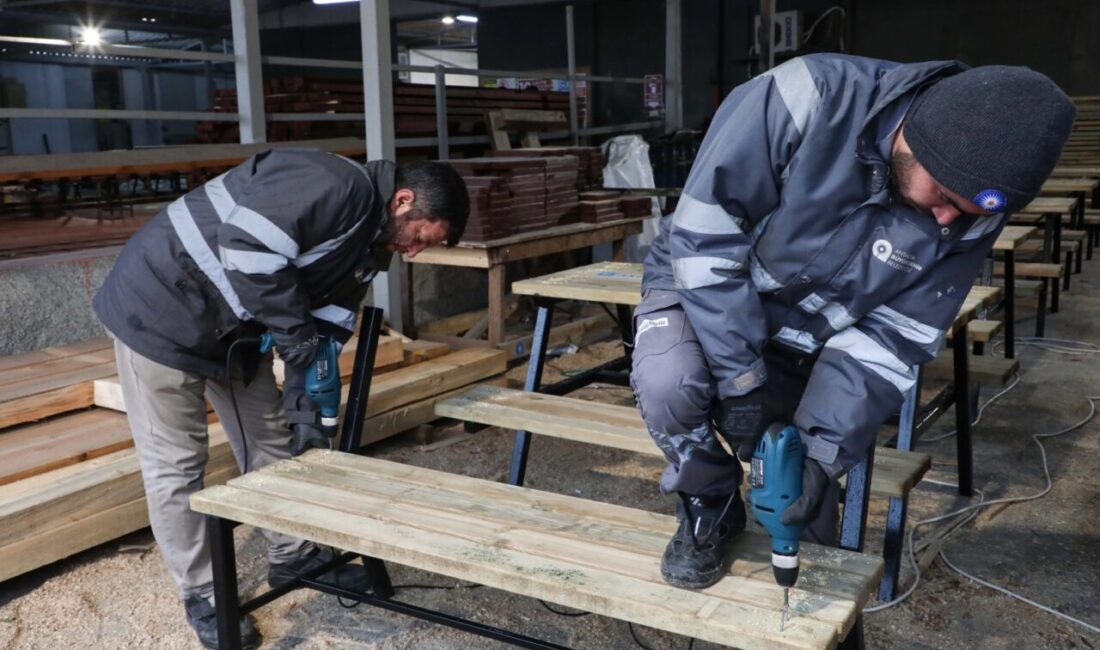 Antalya Büyükşehir Belediyesi, kent estetiğini güçlendiren kent mobilyalarını kendi atölyelerinde