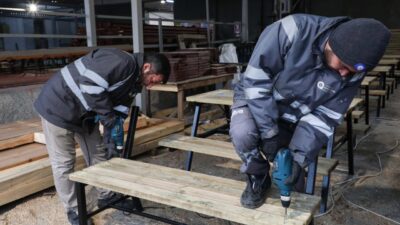 Antalya Büyükşehir Belediyesi, kent estetiğini güçlendiren kent mobilyalarını kendi atölyelerinde