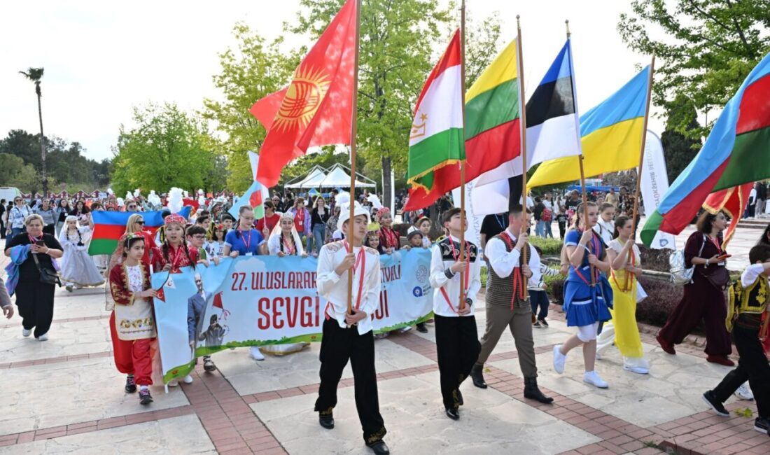 Antalya Büyükşehir Belediyesi tarafından düzenlenen Uluslararası Çocuk ve Uçurtma Festivali