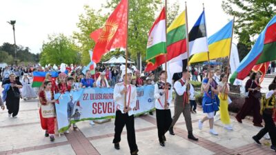 Antalya Büyükşehir Belediyesi tarafından düzenlenen Uluslararası Çocuk ve Uçurtma Festivali