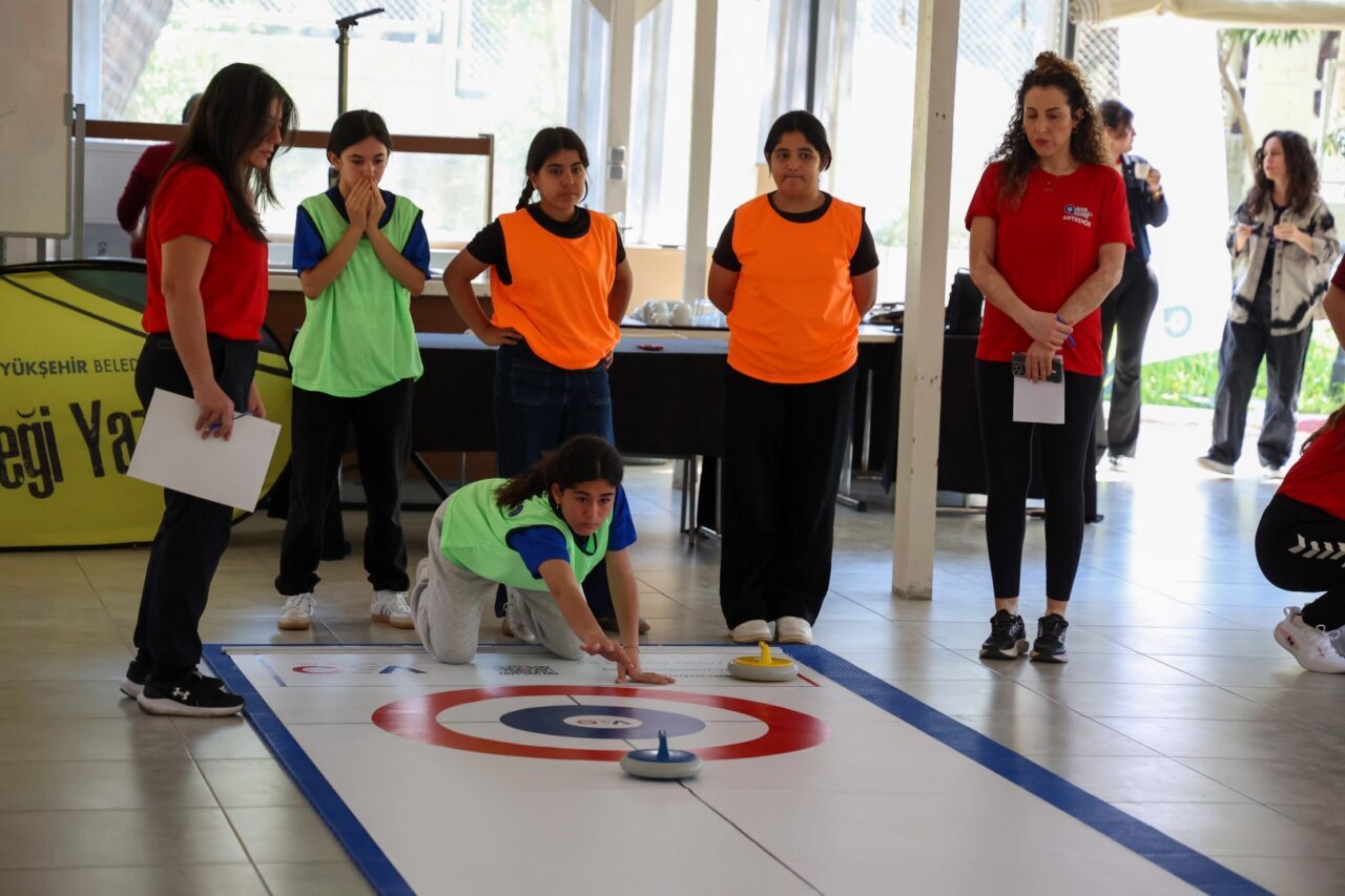Antalya Büyükşehir Belediyesi, kız çocuklarını “floor curling” sporu ile buluşturup