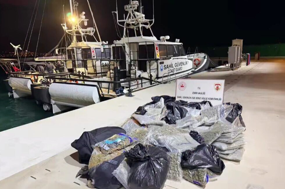 Balıkesir’in Ayvalık ilçesi açıklarında düzenlenen ortak operasyonda 158 kilogram skunk