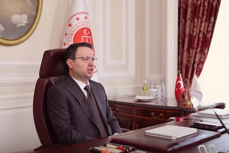 Adalet Bakanı Akın Gürlek, mahkemelerde karara bağlanan dosya sayısının açılan