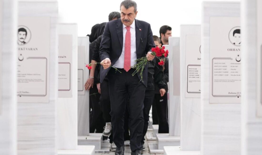 Millî Eğitim Bakanı Yusuf Tekin, beraberindeki öğrencilerle Ankara'nın Keçiören ilçesinde