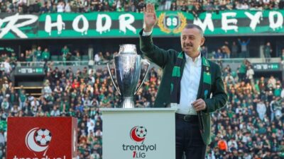 Kocaeli Büyükşehir Belediye Başkanı Tahir Büyükakın, Kocaelispor’un kuruluş yıldönümü dolayısıyla