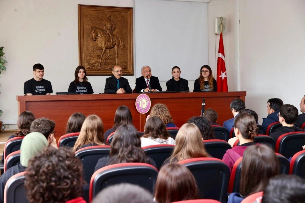 Ordu’da gençlik buluşmalarına devam eden Ordu Büyükşehir Belediye Başkanı Dr.