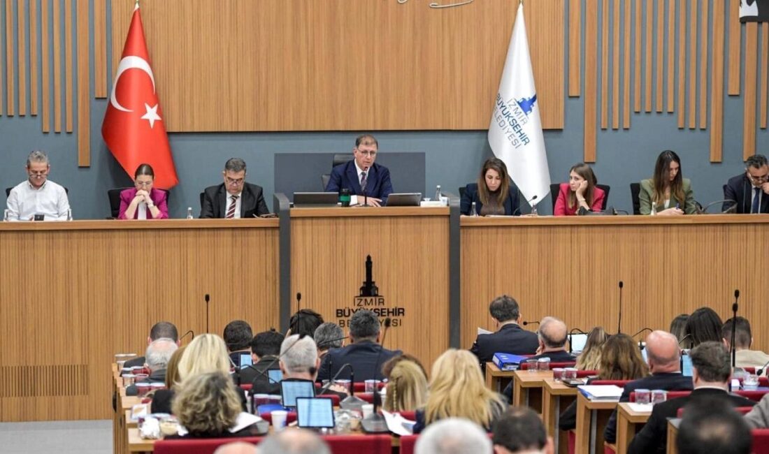 İzmir Büyükşehir Belediye Başkanı Dr. Cemil Tugay, kent genelinde hızla