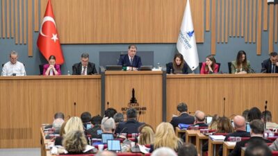 İzmir Büyükşehir Belediye Başkanı Dr. Cemil Tugay, kent genelinde hızla