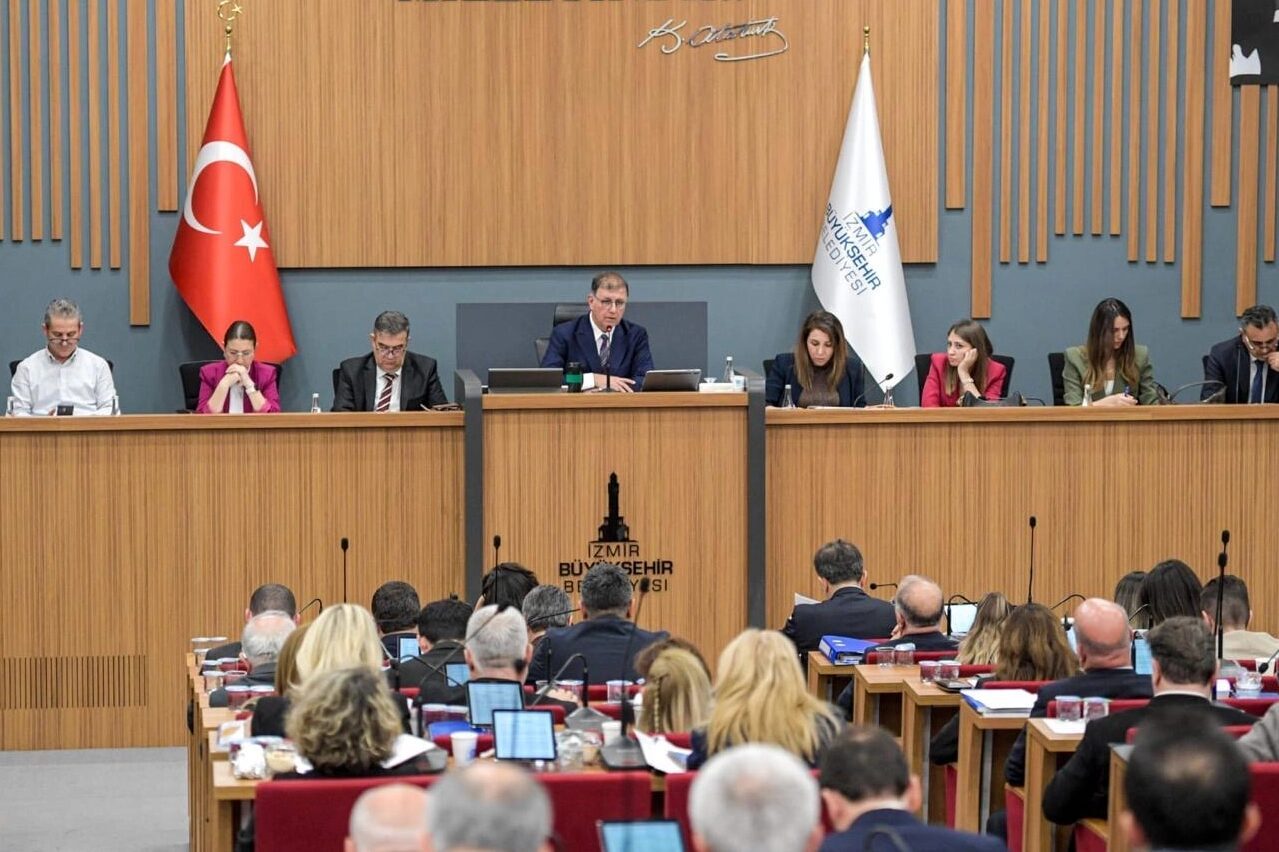 İzmir Büyükşehir Belediye Başkanı Dr. Cemil Tugay, kent genelinde hızla