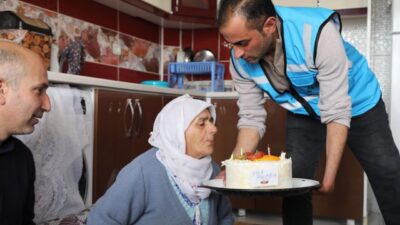 Van Büyükşehir Belediyesi ekipleri, Esenler Mahallesi’nde yalnız yaşayan 75 yaşındaki