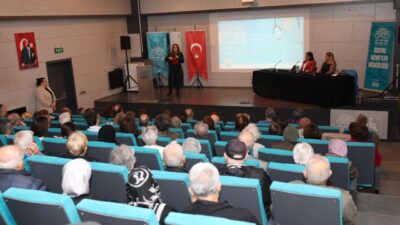 Bursa Nilüfer Belediyesi’nin ‘Dünya Parkinson Günü’ nedeniyle düzenlediği seminerde konuşan