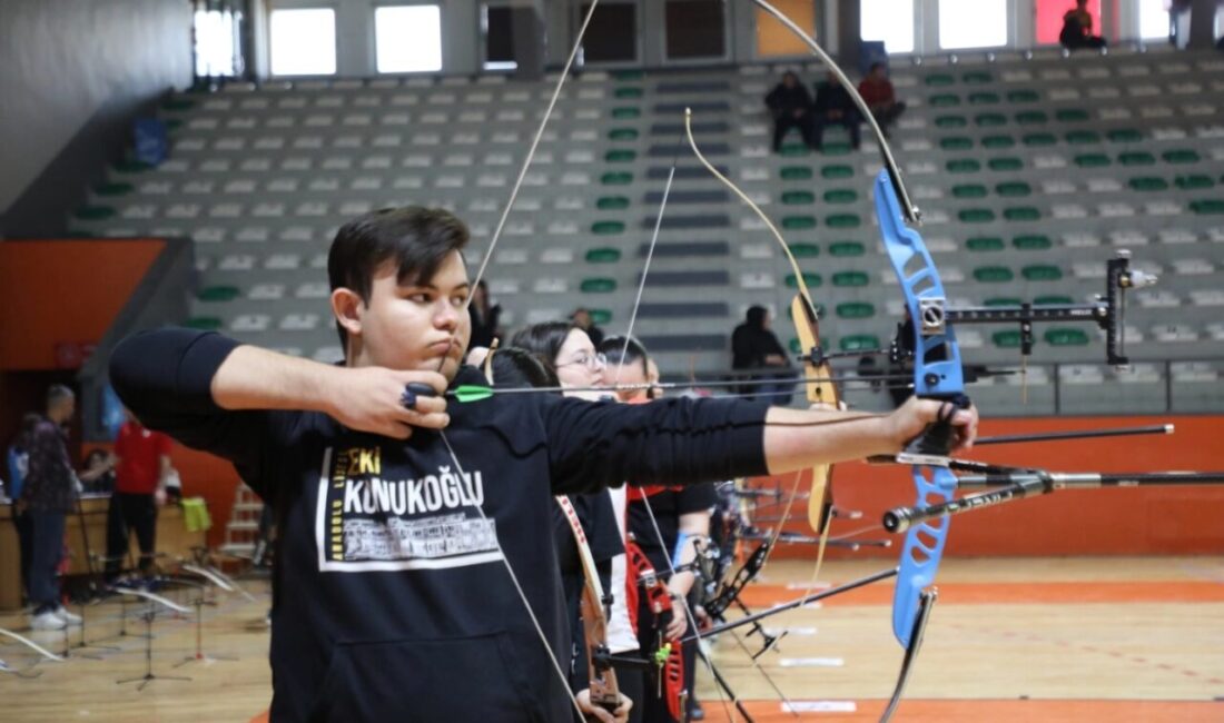 Bursa'da İnegöl Belediyesi 9. Okullar Arası Spor Festivali kapsamında okçuluk