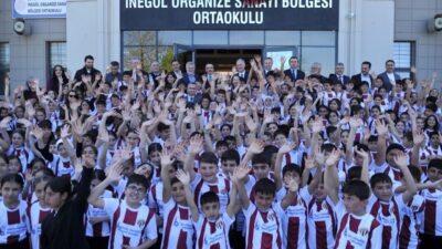 Bursa'da İnegölspor’un başlattığı “Bir Çocuğun Mutluluğu Dünyaya Bedel” kampanyası kapsamında
