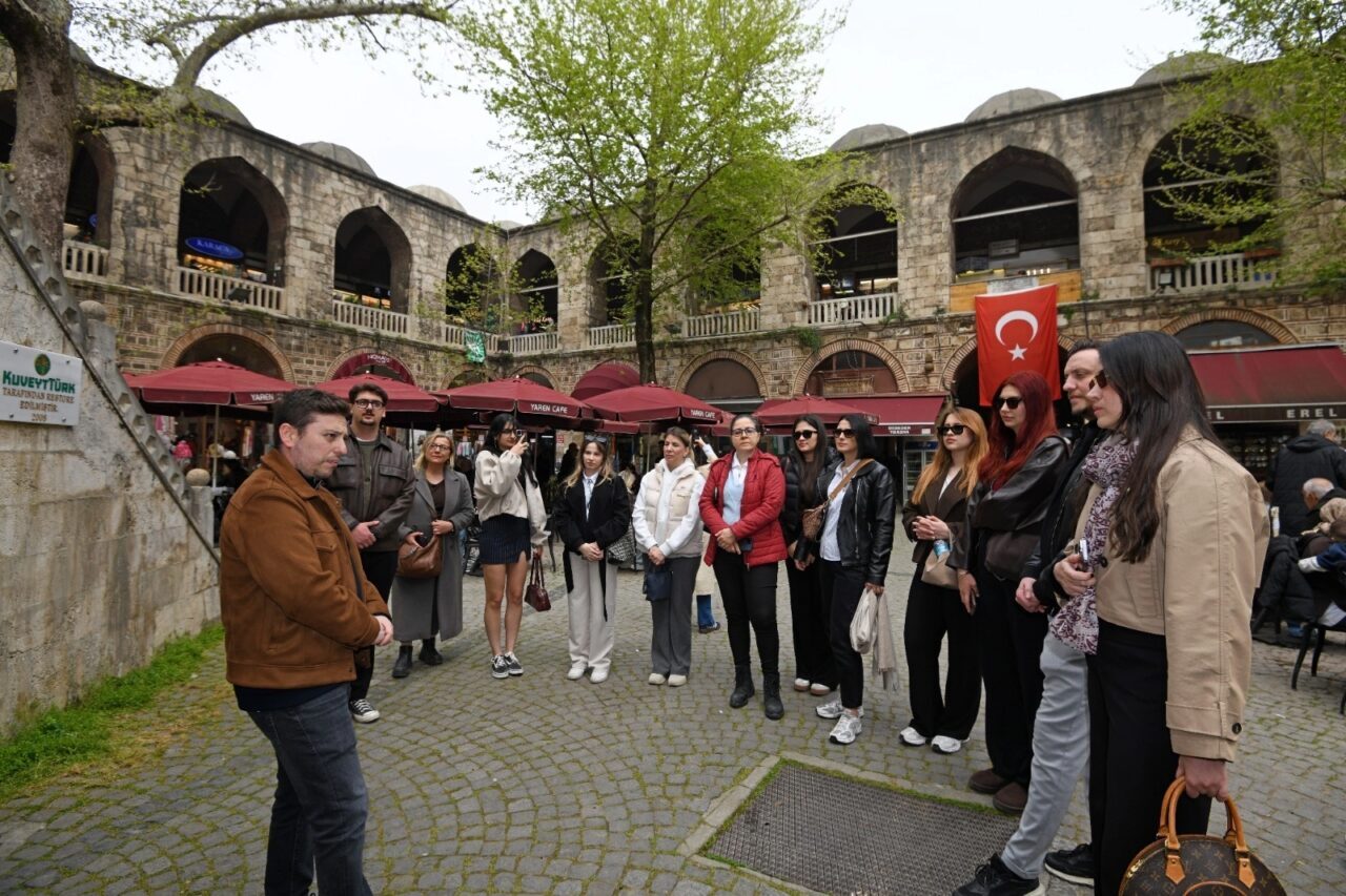 Bursa Osmangazi Belediyesi’nin düzenlediği gastronomi turunda Yalova Üniversitesi öğrencileri, Bursa’nın