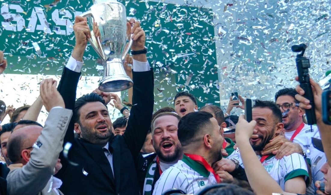 TFF 2. Lig Kırmızı Grup’ta şampiyonluğa ulaşan Bursaspor, Türkiye’de tüm