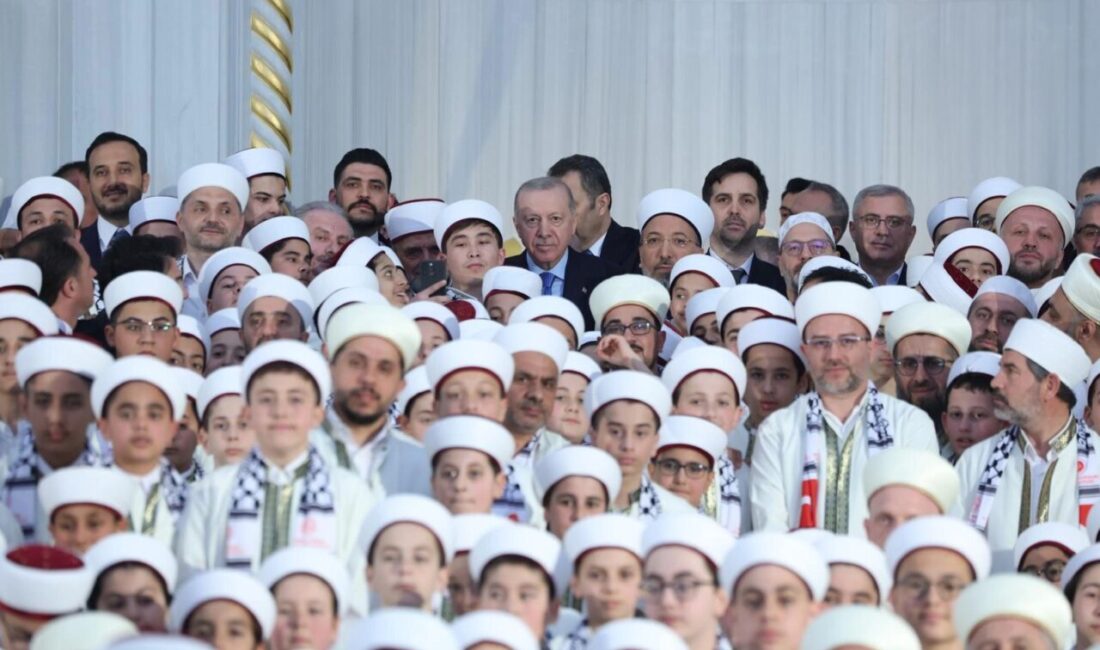 Cumhurbaşkanı Recep Tayyip Erdoğan, İstanbul’daki Çamlıca Camii’nde düzenlenen törende hafızlık