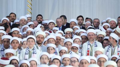 Cumhurbaşkanı Recep Tayyip Erdoğan, İstanbul’daki Çamlıca Camii’nde düzenlenen törende hafızlık