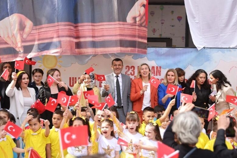 Denizli Büyükşehir Belediyesi, 23 Nisan coşkusunu kentin 6 farklı noktasında