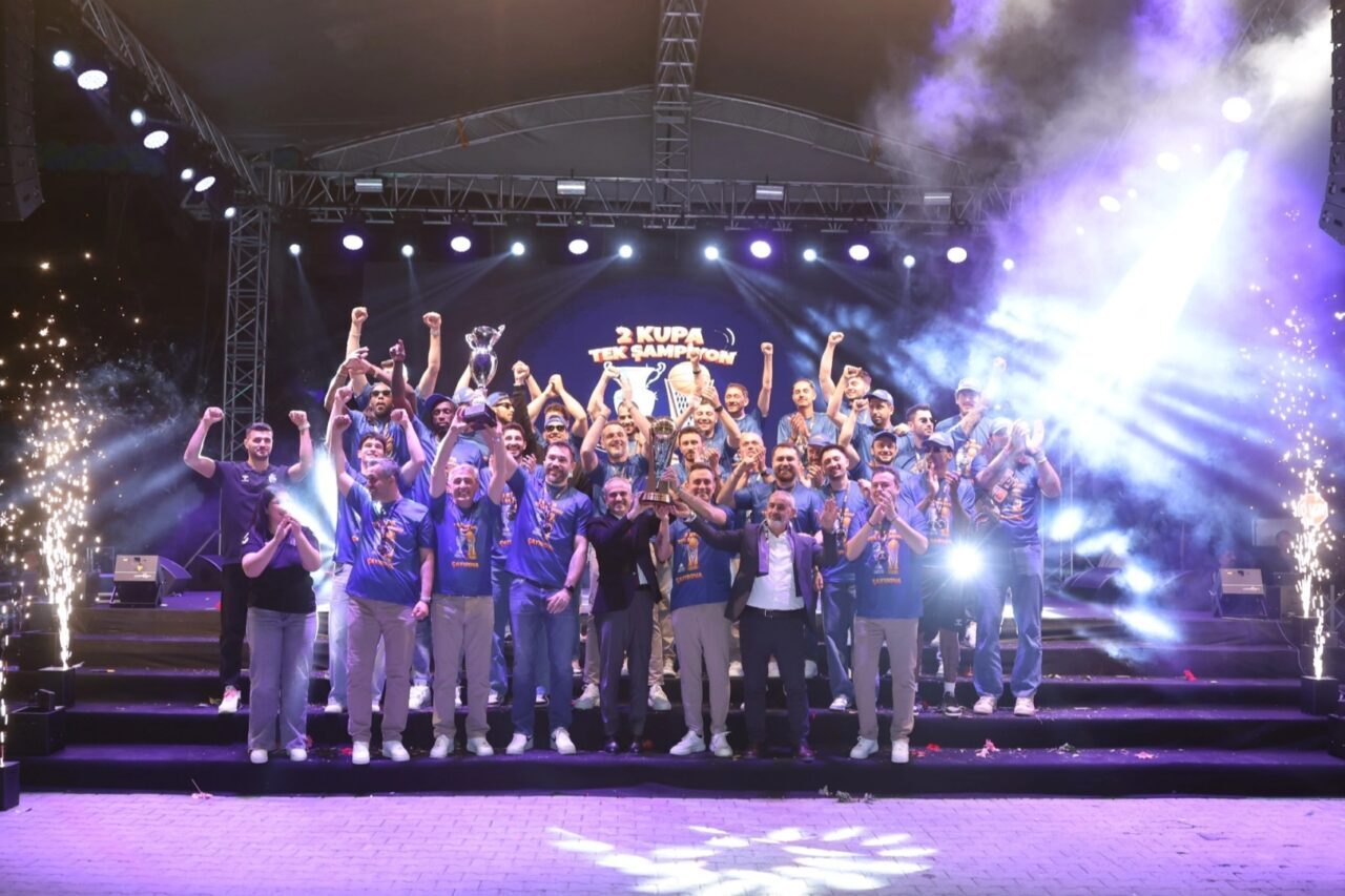 Çayırova Belediyesi Basketbol Takımı’nın şampiyonluk coşkusu tüm şehri sardı. Düzenlenen