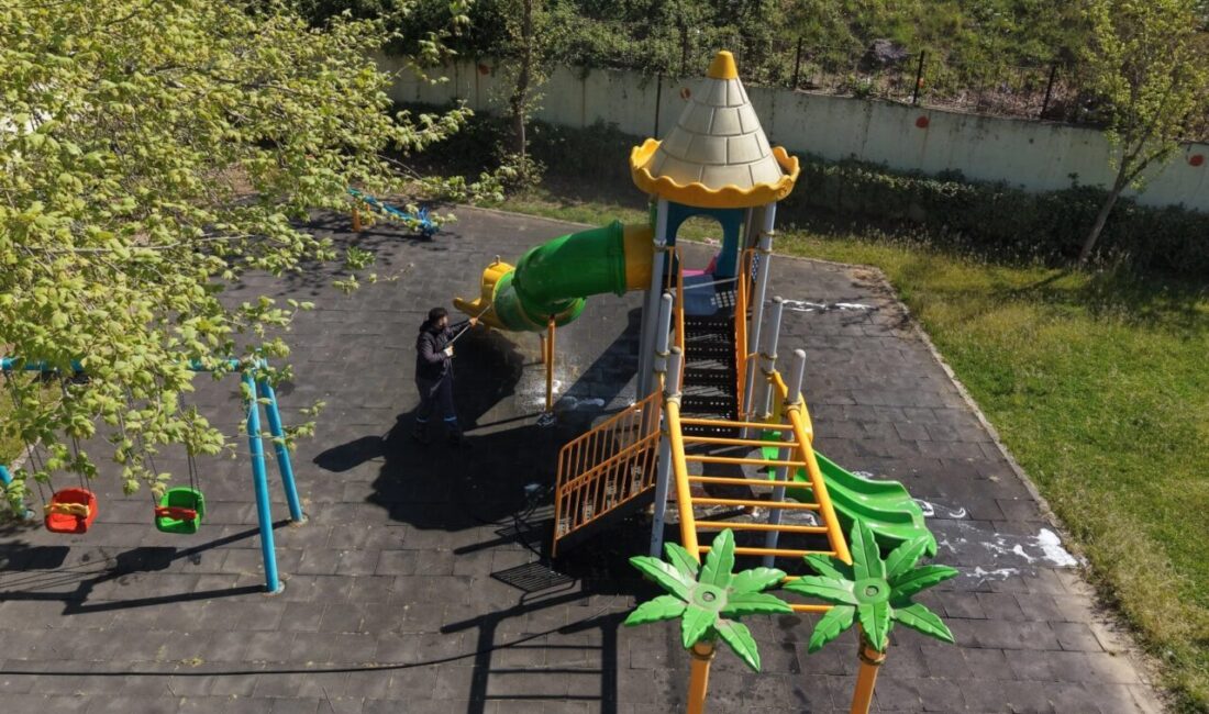 Çayırova Belediyesi Park ve Bahçeler Müdürlüğü’ne bağlı ekipler, ilçedeki parklarda