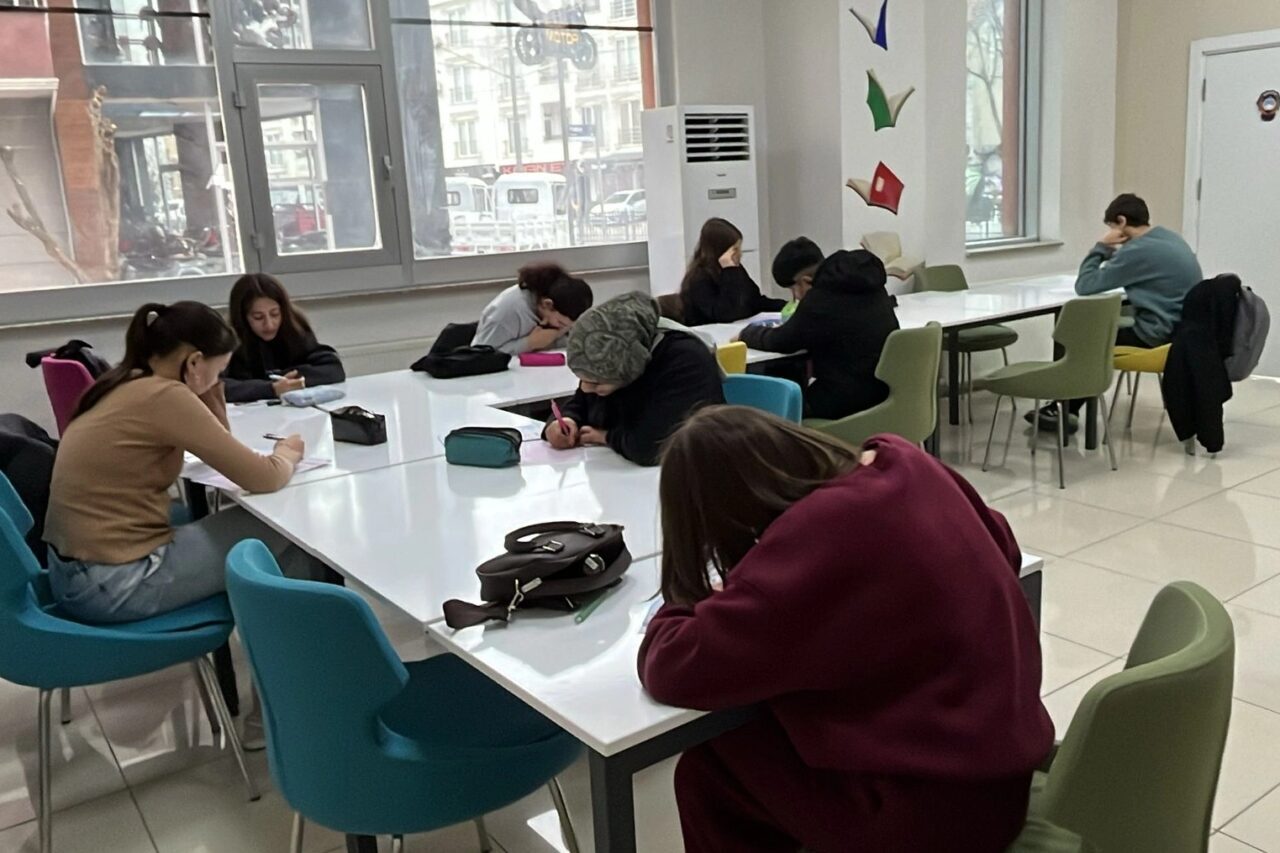 İzmit Belediyesi Çınar Akademi’nin mahallelerde sürdürdüğü etüt programlarıyla 7. ve