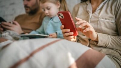 Uzmanlar, kontrolsüz ekran kullanımının depresyon, kaygı ve sosyal izolasyona yol