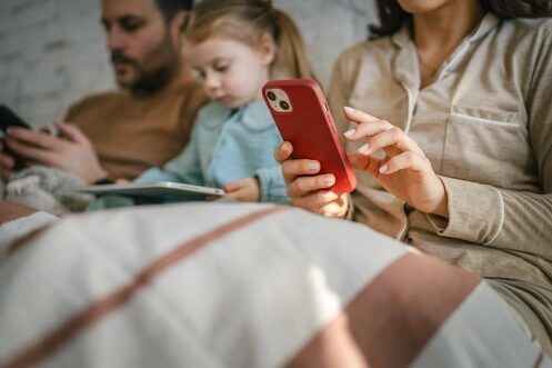 Uzmanlar, kontrolsüz ekran kullanımının depresyon, kaygı ve sosyal izolasyona yol