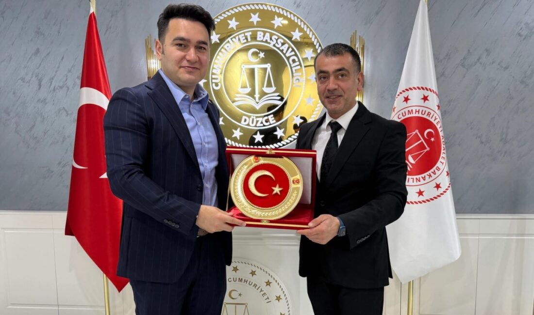 Düzce Gazeteciler Cemiyeti Başkanı Hakan Çakır ve yönetim kurulu üyeleri,