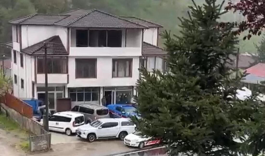 Düzce’de 61 yaşındaki kadın, evinde yaşamına son verdi.