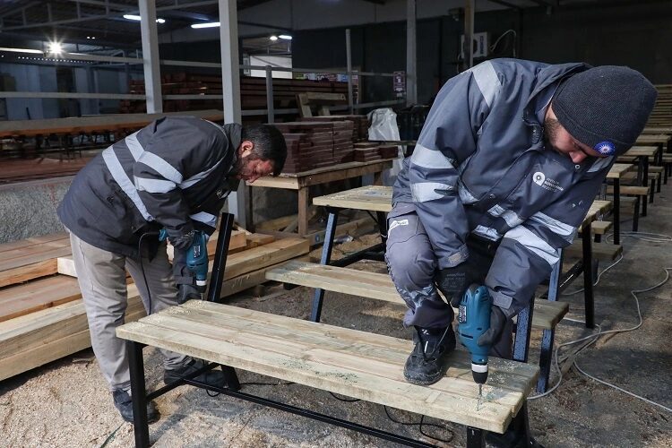 Antalya Büyükşehir Belediyesi, kent estetiğini güçlendiren kent mobilyalarını kendi atölyelerinde