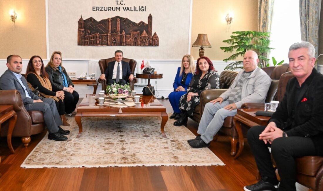 Erzurum Yeni Medya Derneği Başkanı Gamze İspirli ve yönetim kurulu