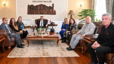 Erzurum Yeni Medya Derneği Başkanı Gamze İspirli ve yönetim kurulu